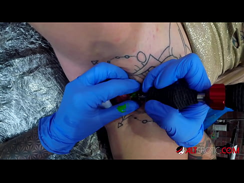 ❤️ Il-hottie tatwaġġjata ħafna Sully Savage għamlet tatwaġġ fuq il-klitoris tagħha ❤️❌ Video tal-ħakk f'mt.porn-list.ru ❌❤